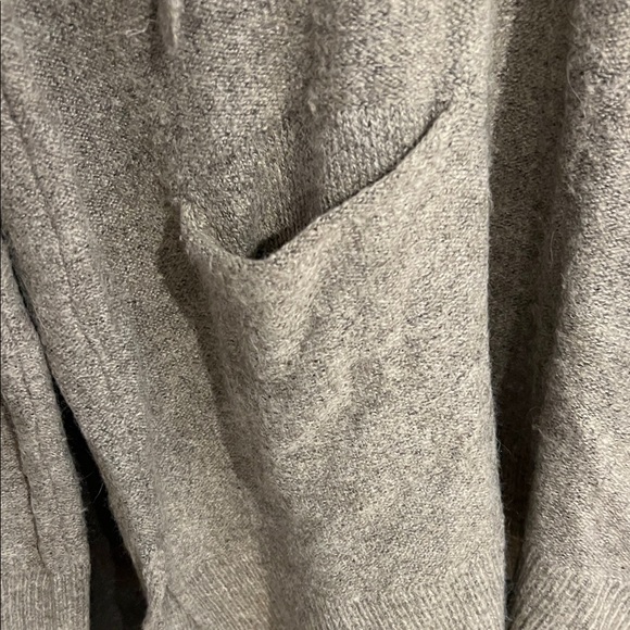 Elegant Gray V-Neck Sweater with Hood - Picture 3 of 3